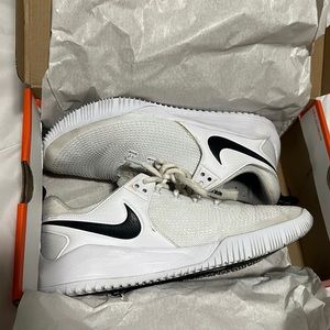White and black Nike volleyball court shoes. Nike Zoom Hyperace 2